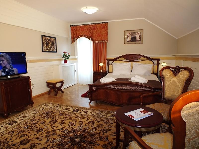 Dom Pracy Tworczej Hotel Goluchow Ngoại thất bức ảnh